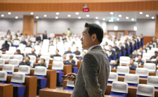 자생 박병모 병원장이 현대자동차 임진원에게 맞춤체조 및 건강 특강을 하는 모습