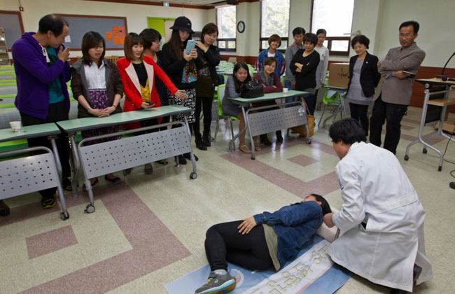 파주지역의 다문화 가정센터의 임산부 여성들에게 추나베걔의 올바른 사용법을 알수는고 있는 자생의 유한길 원장