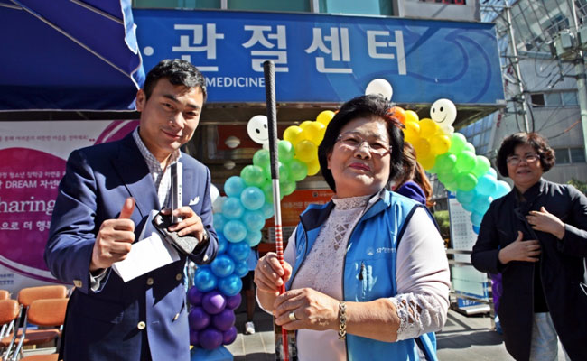 경매에 참가하여 물품을 받으시는 자생봉사단 회원