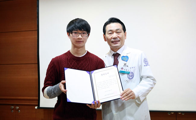 자생한방병원 박병모 병원장과 장학금을 전달 받은 안양예고 최병한 군 이미지