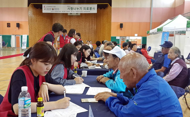삼척지역의 어르신들에게 상담을 하고있는 자생의료재단 봉사단