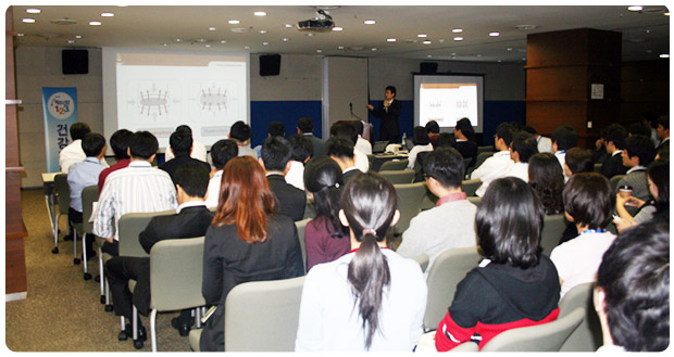 의료서비스와 각종 인프라를 제공하는 미국계 기업 GE의 청담동 사업장에서 지난 10월 27일 자생한방병원 한창우 원장의 강연으로 123 척추건강 강좌가 펼쳐진 모습
