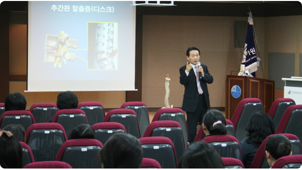 지난 12월 22일, 국민 의료서비스의 질을 높이고 진료비의 적정성 평가업무를 수행하고 있는 건강보험심사평가원에서 박병모 병원장이 123 척추건강 강연을 펼치는 모습
