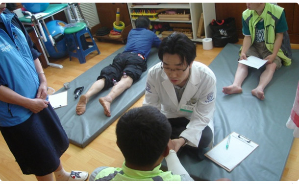 태풍 곤파스가 북상하던 9월의 첫 날, 자생한방병원이 인천에서 배로 50분 거리에 있는 인천 장봉도 장봉혜림원을 찾아 의료봉사활동을 하는 모습