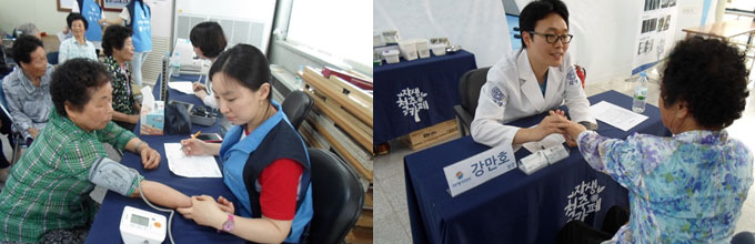 할머님이 혈압을 재시는 모습(좌측)  할머님이 진맥을 받으시는 모습(우측)