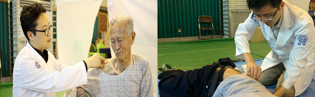 어르신들께 침 치료를 하는 모습