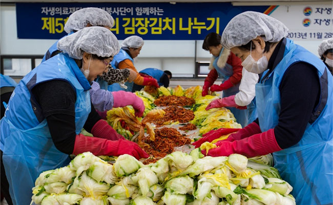 사랑의 김장김치 나누기에서 김장을 하는 자생인들의 모습.