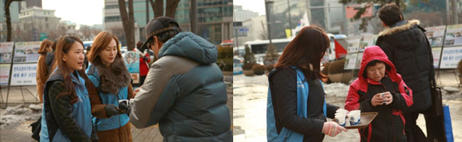시민들에게 따뜻한 음료를 제공하는 모습