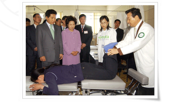 몽골을 방문중인 노무현 대통령 내외가 9일 울란바토르의 한몽 한방친선병원을 방문, 시술 현장을 살펴보고있다.